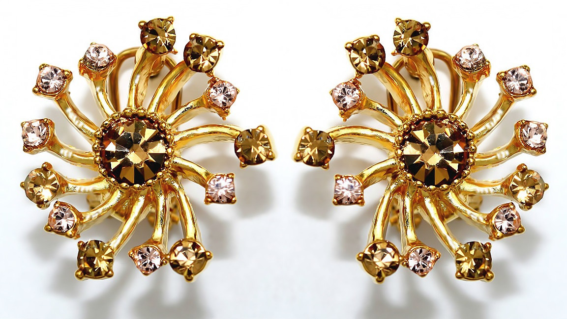 Сережки Neoglory з італійською застібкою. Позолота. Камені: пудровий та білий циркон. Діаметр: 21 мм.