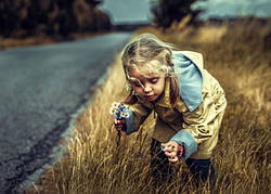 Фото листівка "Дівчинка збирає квіти вздовж дороги"