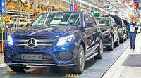 Mercedes зупиняє виробництво через брак запчастин