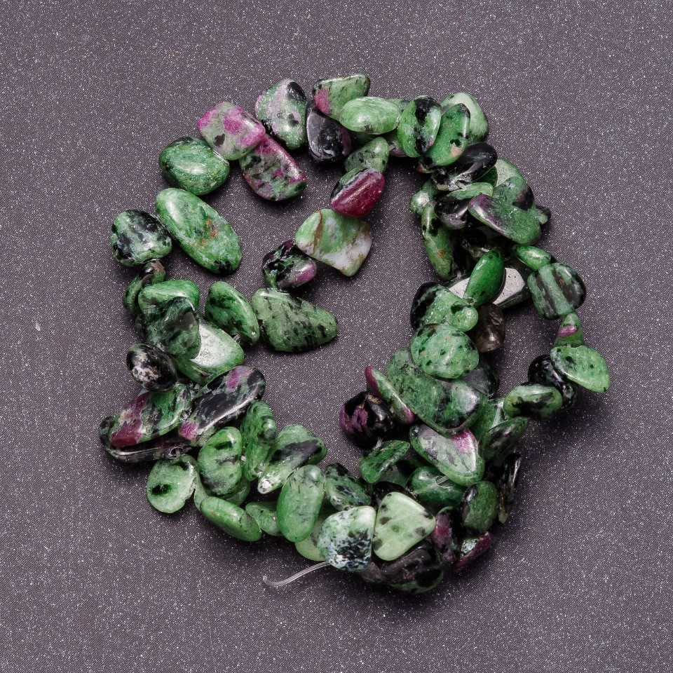 Намистини з натурального каменю Цоїзит на волосіні метелик d-8-12мм L-38см купити біжутерію оптом в інтернеті