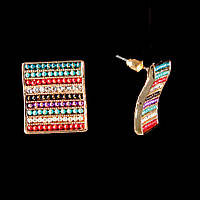 Сережки-пусети Квадрат, кольорові стрази, метал під золото, 20мм купити біжутерію дешево оптом в інтернеті