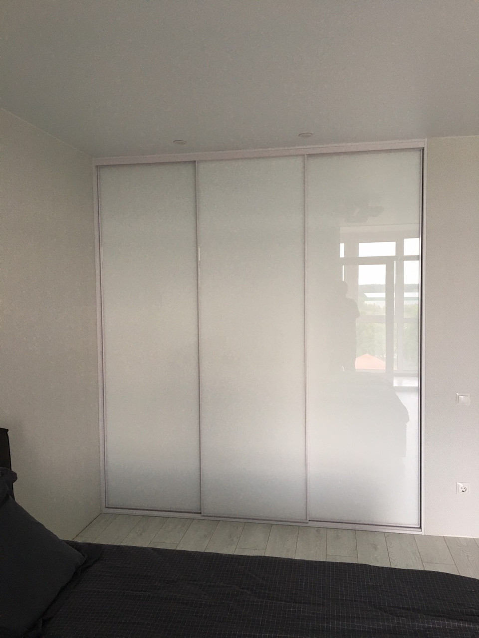 Шафа-купе із системою zola білий глянець + скло лакобель