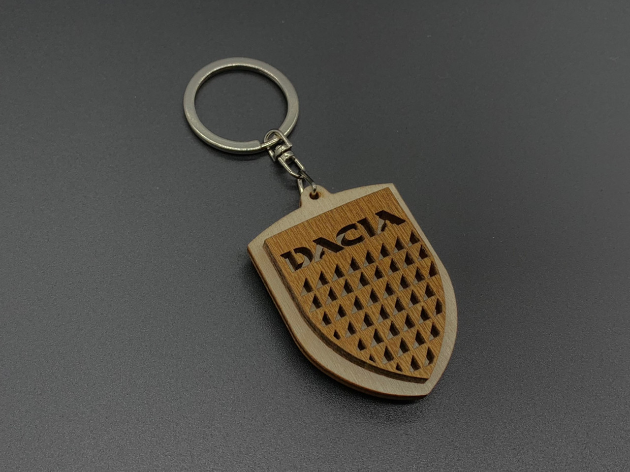 Брелок деревянный Dacia. 5.5см