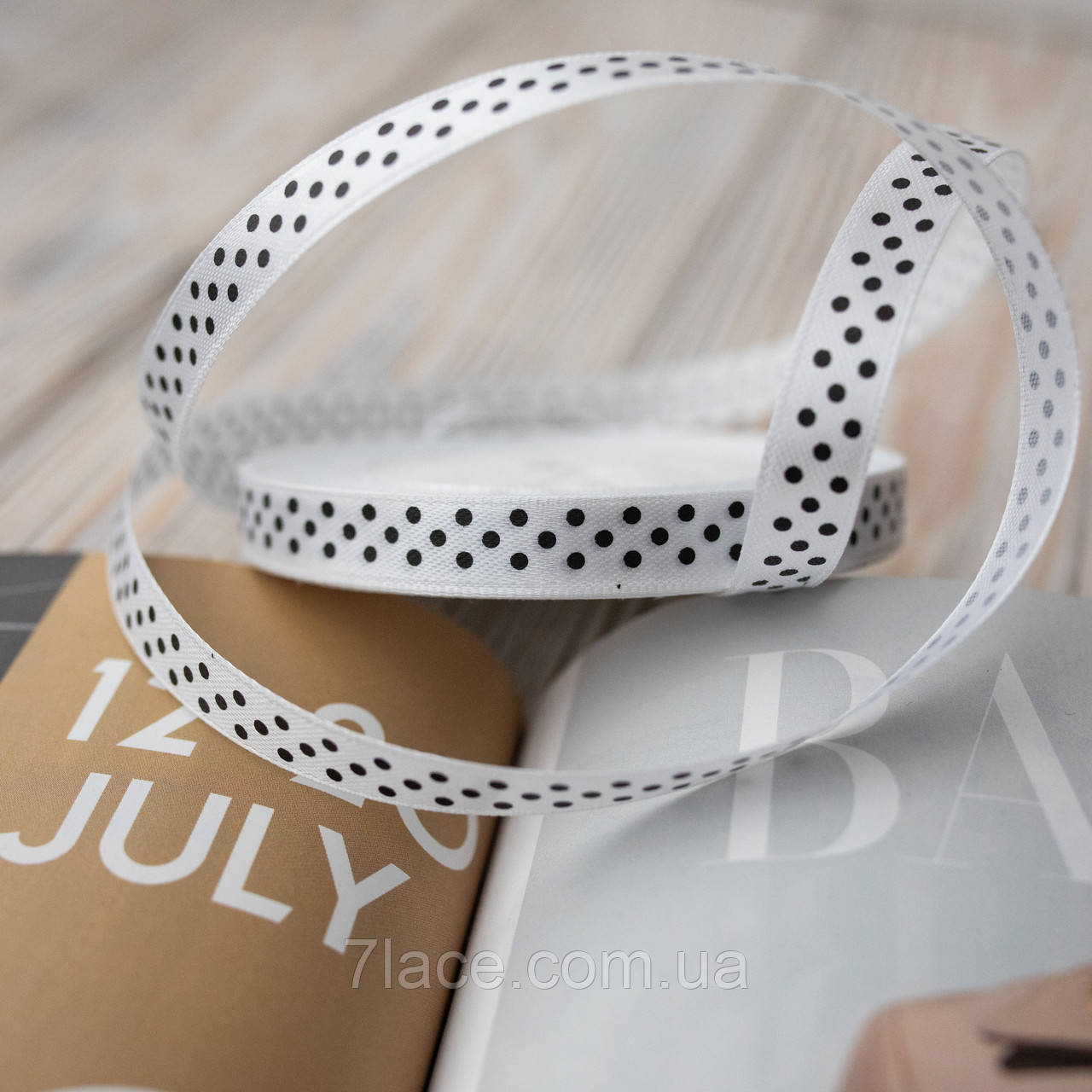 Стрічка атласна в горошок/колір білий/ширина 1,0 см/бобіна 23 м, фото 1