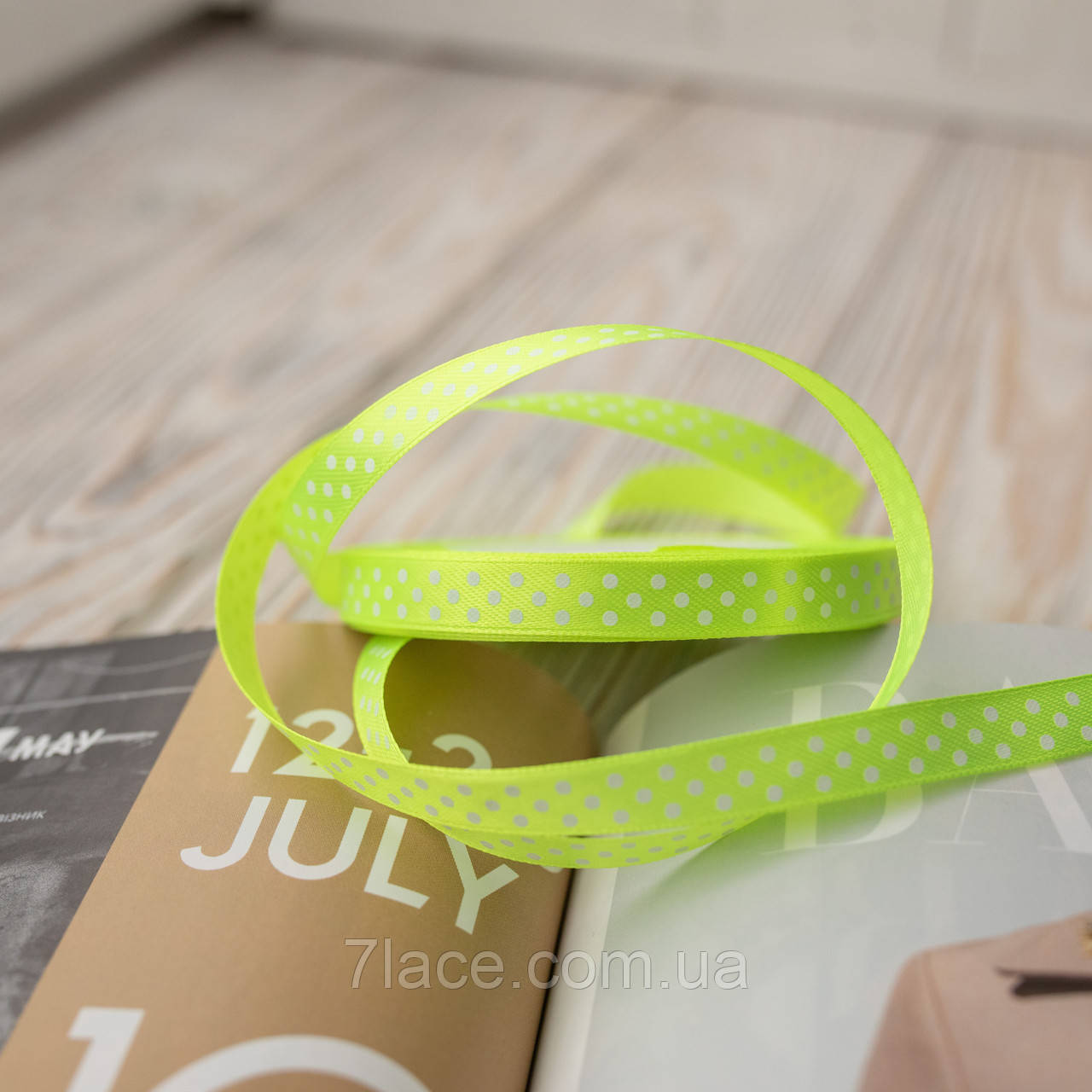 Стрічка атласна в горошок/колір салатовий неон/ширина 1,0 см/бобіна 23 м