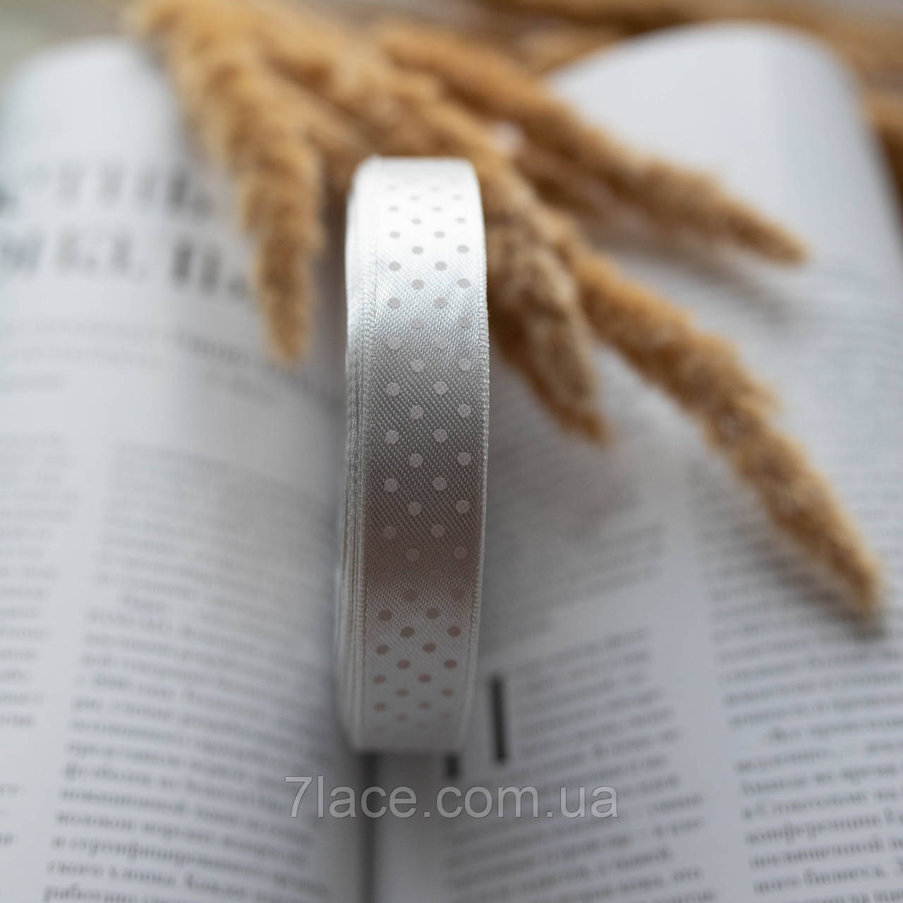 Стрічка атласна в горошок/колір світло-сірий/ширина 1,5 см/бобіна 23 м