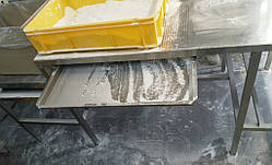 Столи з нержавіючої сталі для опудрення кондитерських виробів