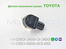 Датчик висоти дорожнього просвіту Toyota Land Cruiser J200 передній правий 8940560020, 89405-60020 рівня кузова, фото 3