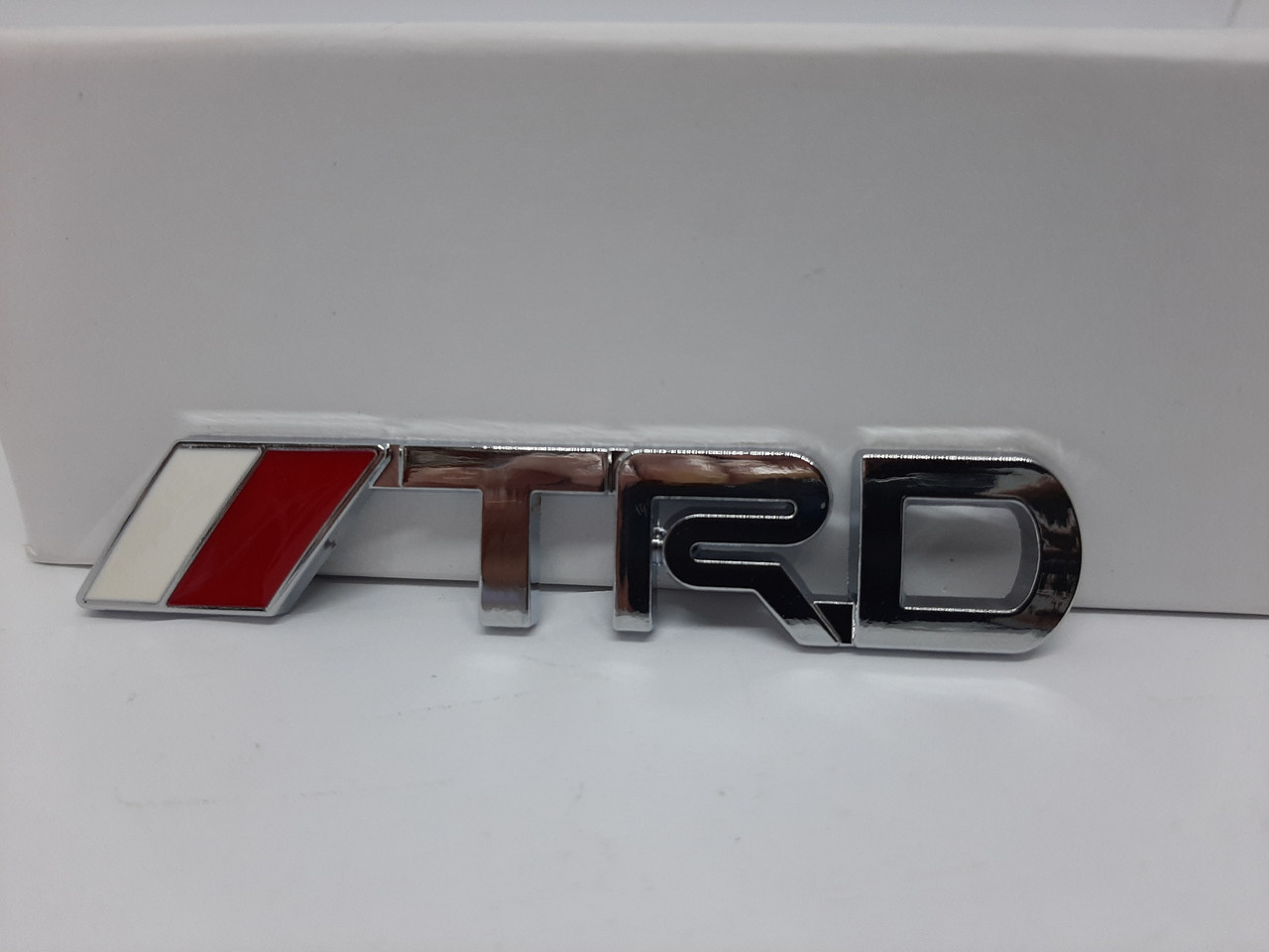 Емблема, логотип напис TRD залізні