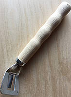 Ухват-держатель для сковороды с деревянной ручкой.