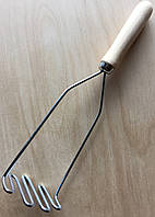 Картоплем'ялка металева з дерев'яною ручкою