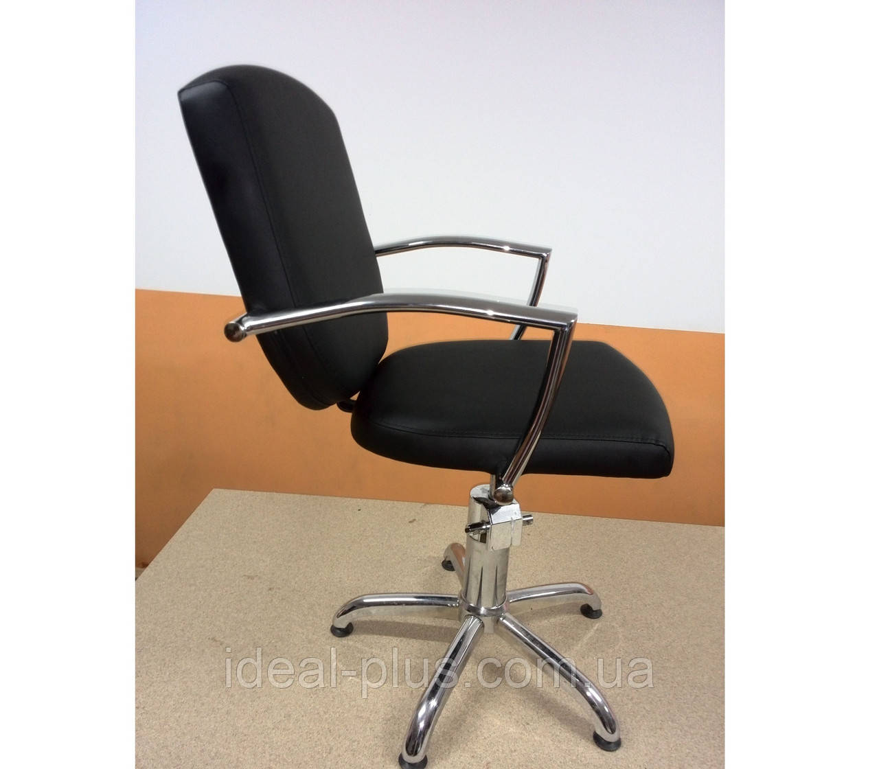 Перукарське крісло Атлант із хромованими підлокітниками на вибір для перукарів VM861, фото 1