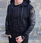Бомбер чоловічий трикотажний з капюшоном з рукавами з еко-шкіри чорний. Фото в живу. Є 2 кольори, фото 3