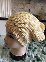 Меланжева молодіжна  жіноча шапка з помпоном, колір відтінків жовтого і молочного, розмір 55-57