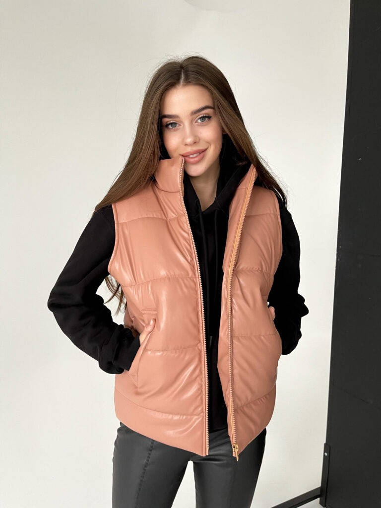 

Жилет женский из эко кожи