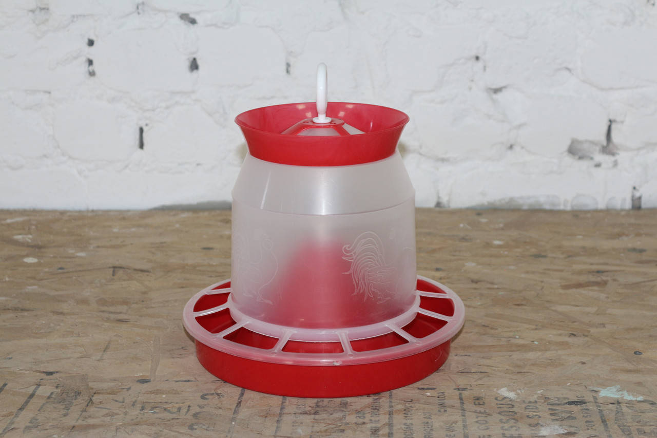 

Бункерная кормушка для домашней птицы, 5 л, красно – белая.