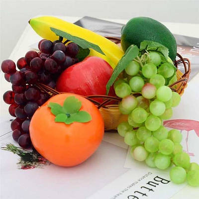 Муляжі овочів та фруктів.