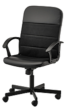 Офисно компьютерное кресло черное на колесиках с подлокотниками