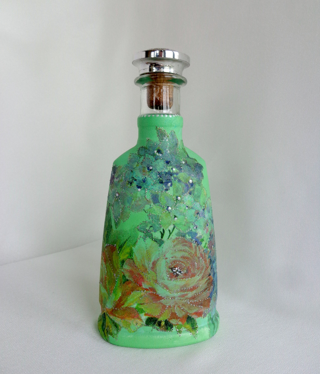 Декоративна пляшка ручної роботи в техніці декупаж "Гортензія і Троянда"