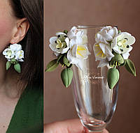 Белые серьги ручной работы с цветами "Белые тюльпаны с фрезиями "