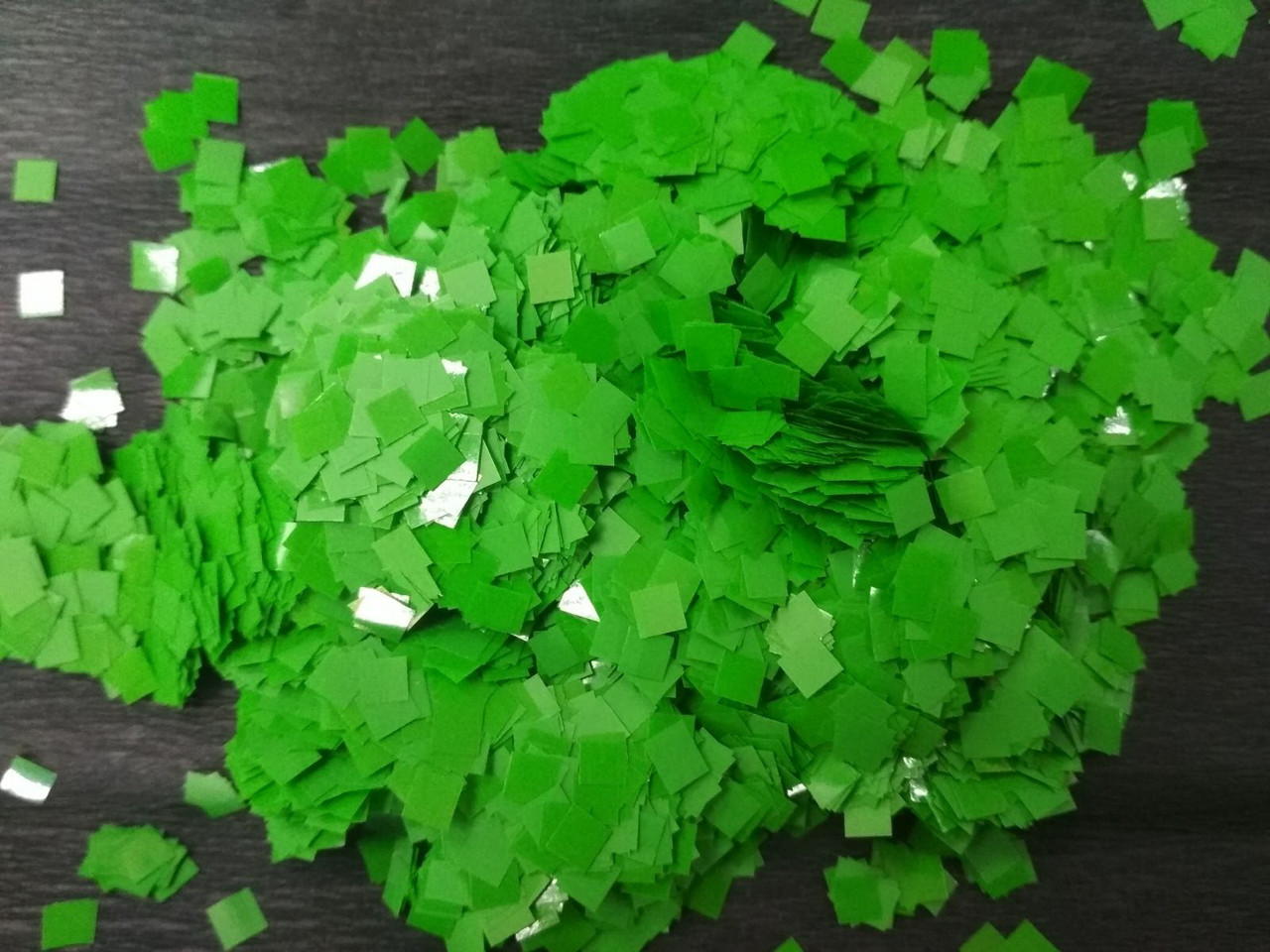 Аксесуари для свята конфеті квадратики 5мм зелений 100грам