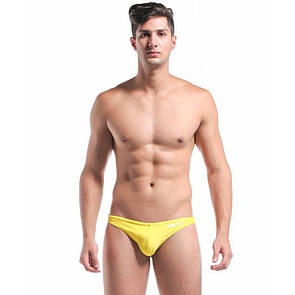Чоловічі плавальні стрінги бренду Desmit жовтого кольору