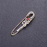 Брошка шпилька "Кісс" метал золотистий 5,8х1,4см купити біжутерію дешево оптом в інтернеті