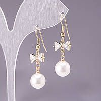 Сережки Бантики з білими намистинами d-10 мм L-3 см жовтий метал купити біжутерію дешево гуртом в інтернеті