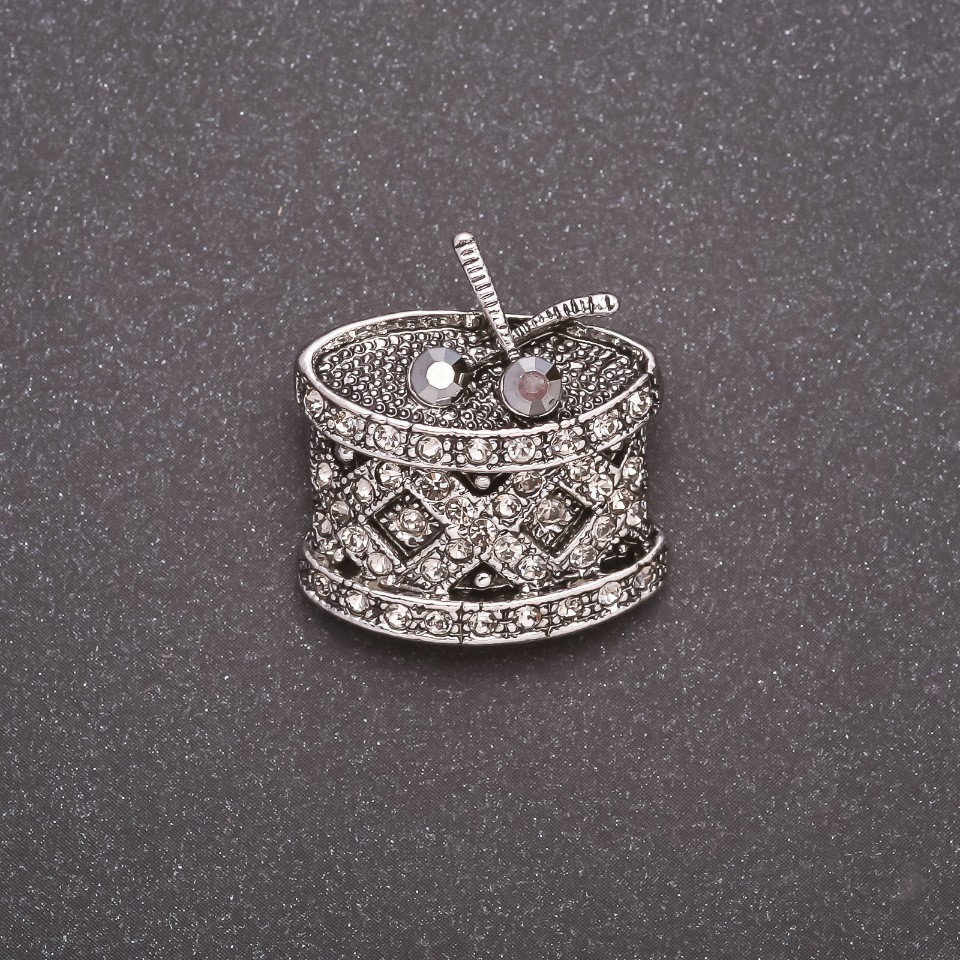 Брошка Барабан у стразах сірий метал 24х26мм купити біжутерію гуртом в інтернеті