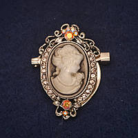 Брошка держатель для хустки Камея 43х25мм стрази колір хамелеон метал золотистий купити біжутерію дешево оптом в інтернеті