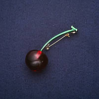 Брошка Вишенька емаль скло колір зелений червоний 61х21мм золотистий метал купити біжутерію дешево оптом в інтернеті