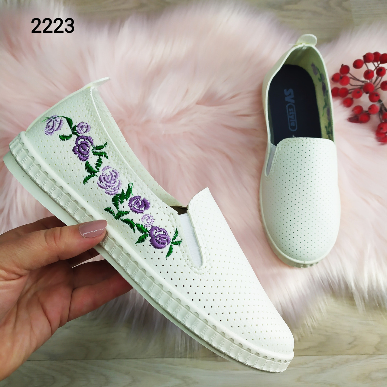 Жіночі білі мокасини, сліпони з вишивкою Фіалка. Перфоровані 39 р, фото 1