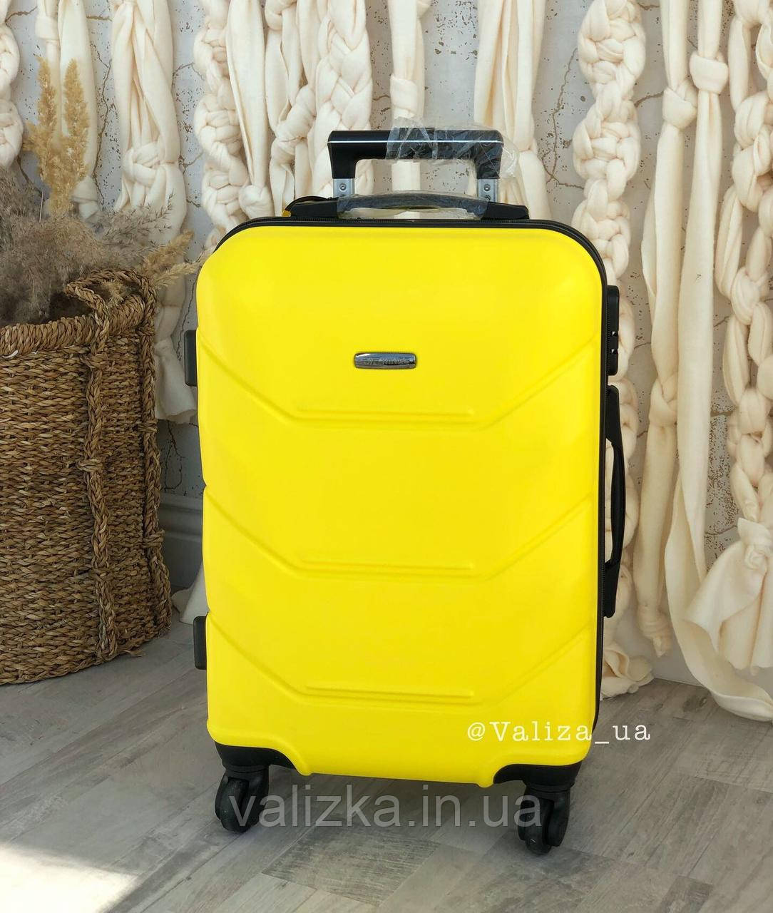 Жовтий пластиковий чемодан ручна поклажа