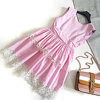 Летнее розовое платье с кружевом в форме ромашек