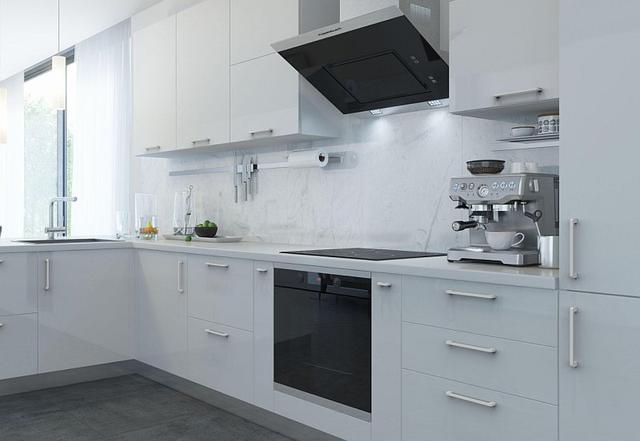 Белая кухня с белыми ручками