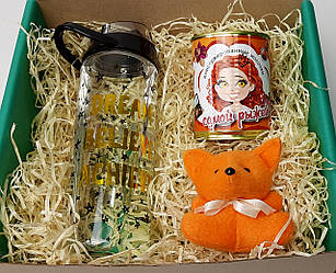 Подарунковий набір для рудої: пляшка для води, консервовані шкарпетки та іграшка-талісман