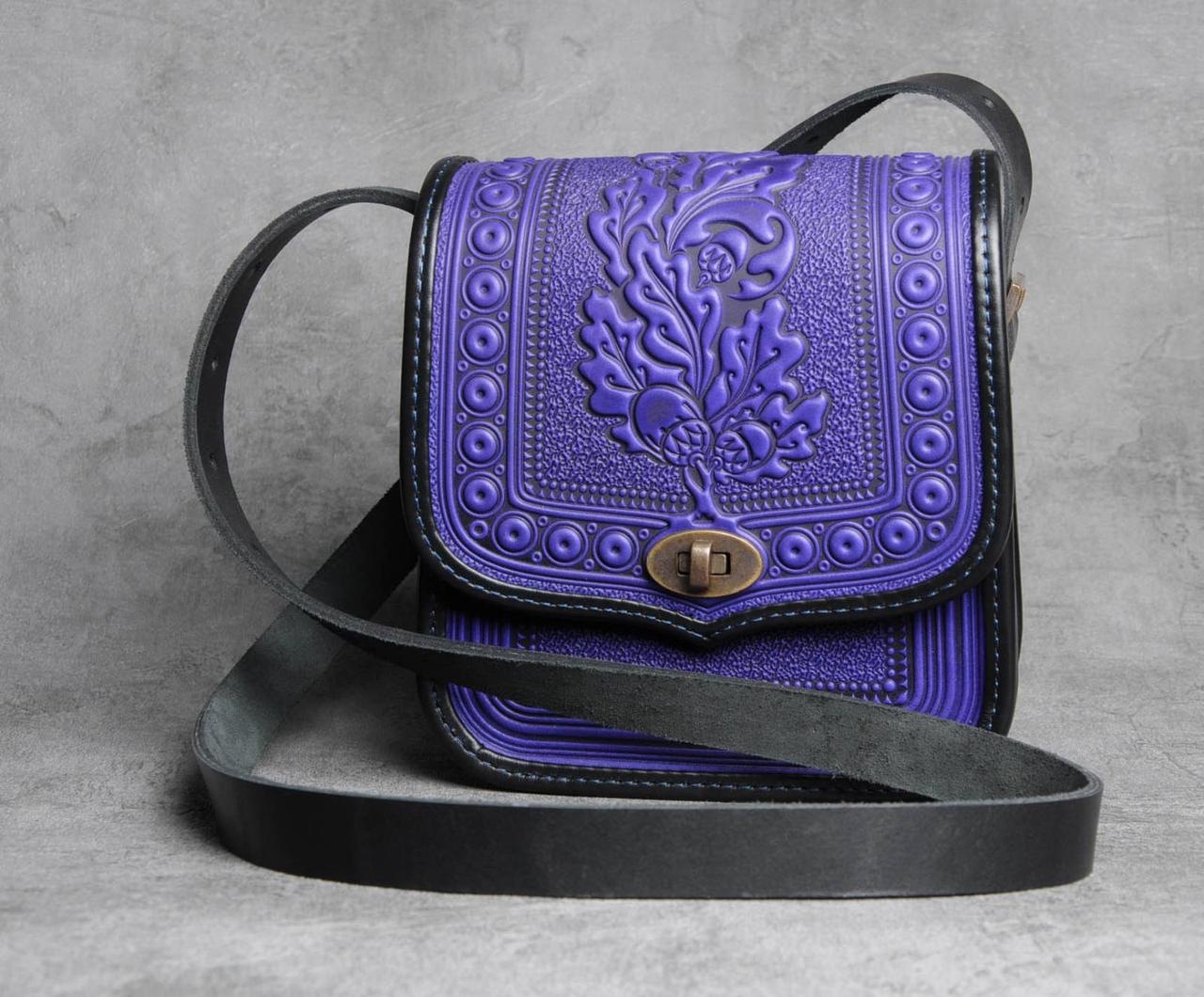 Жіноча шкіряна сумка ручної роботи з тисненим орнаментом «Дубок», ульрамариново-чорна сумка з натуральної шкіри, 20*21*8 см, фото 1