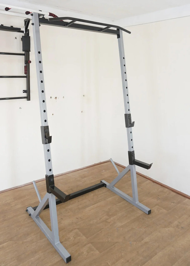 stojki-profil-50h50-pod-shtangu-so-strahovkoj-i-turnik-foto-6