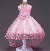 На рост 100 и 130 Платье нежно розовое со шлейфом три розы с отделкой из кружева и пайеток нарядное.