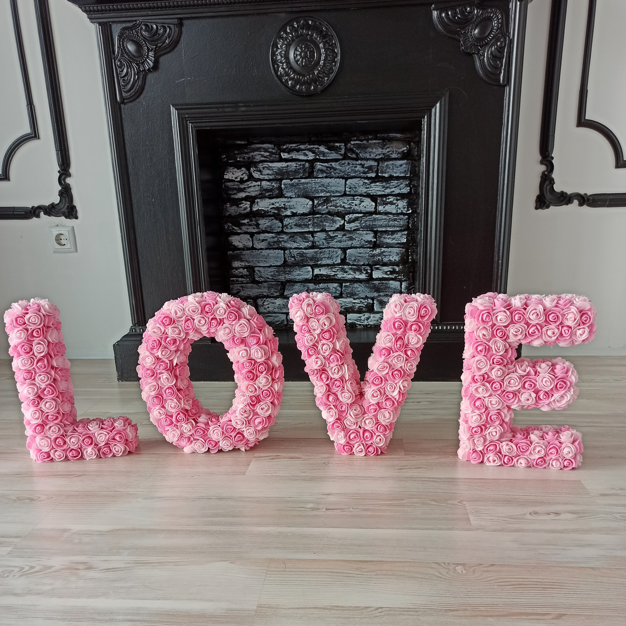 Об'ємні літери Літери LOVE з рожевих чи червоних троянд з фоамірану для декору весілля, до дня Валентина