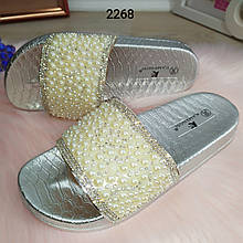 Жіночі шльопанці срібні з перлами та стразами