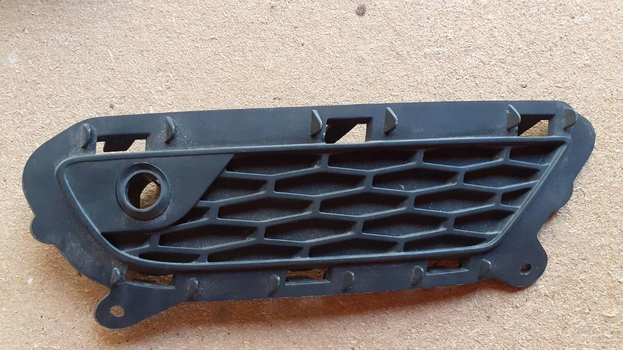LR074208 GJ3215A298 Решетка переднего бампера Range Rover