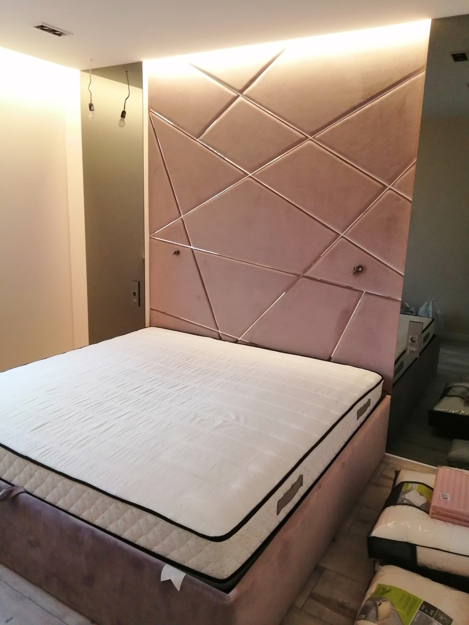 Ліжко з м'якою панеллю