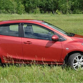 Дефлектори вікон вітровики Мазда 2 Mazda 2 (DE) 07-14  КТ (Накладні)