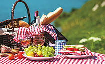 Комфортний відпочинок на природі − зручні скатертини, одноразовий посуд, сміттєві пакети