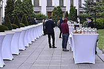 Пресс-конференция Президента Украины Владимира Зеленского 20.05.2020 в Мариинском парке Киева. Зона фуршета для журналистов. Используются Стрейч Чехлы белые, изготовленные в 2016 (Высокие банкетные столы) и 2018 году.