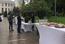 Пресс-конференция Президента Украины Владимира Зеленского 20.05.2020 в Мариинском парке Киева. Зона фуршета для журналистов. Используются Стрейч Чехлы белые, производство Компания "Первый метр", изготовленные в 2016 и 2018 году.