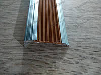 Противоскользящий алюминиевый профиль на ступени угловой с резиновой вставкой коричневого цвета