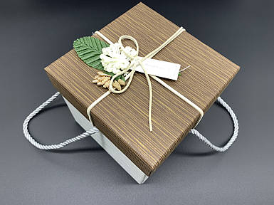 Коробка подарункова з квіточкою і ручками. Колір коричневий. 13х13х13см.