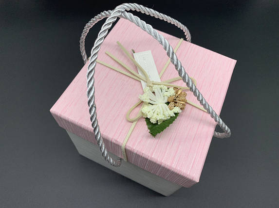 Коробка подарункова з квіточкою і ручками. Колір рожевий. 13х13х13см., фото 2